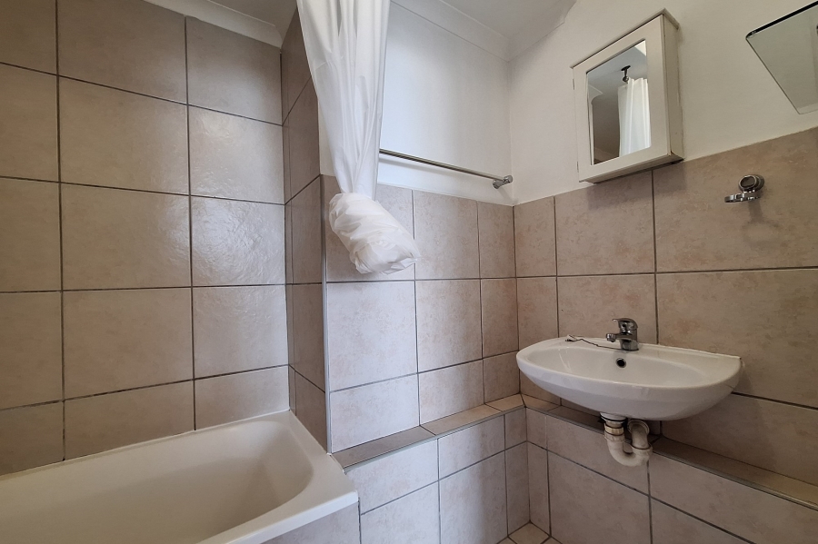 To Let 1 Bedroom Property for Rent in Woodstock Western Cape